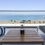 -Malagasunapts-Tower Living Sea Views Pool Gym Park