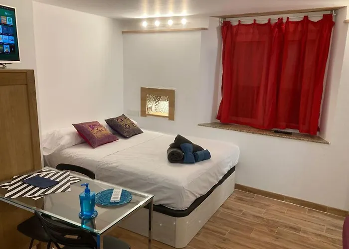 Malagueña Salerosa Apartamento - casa mata de 1 a 4 dormitorios con terraza o patio propio