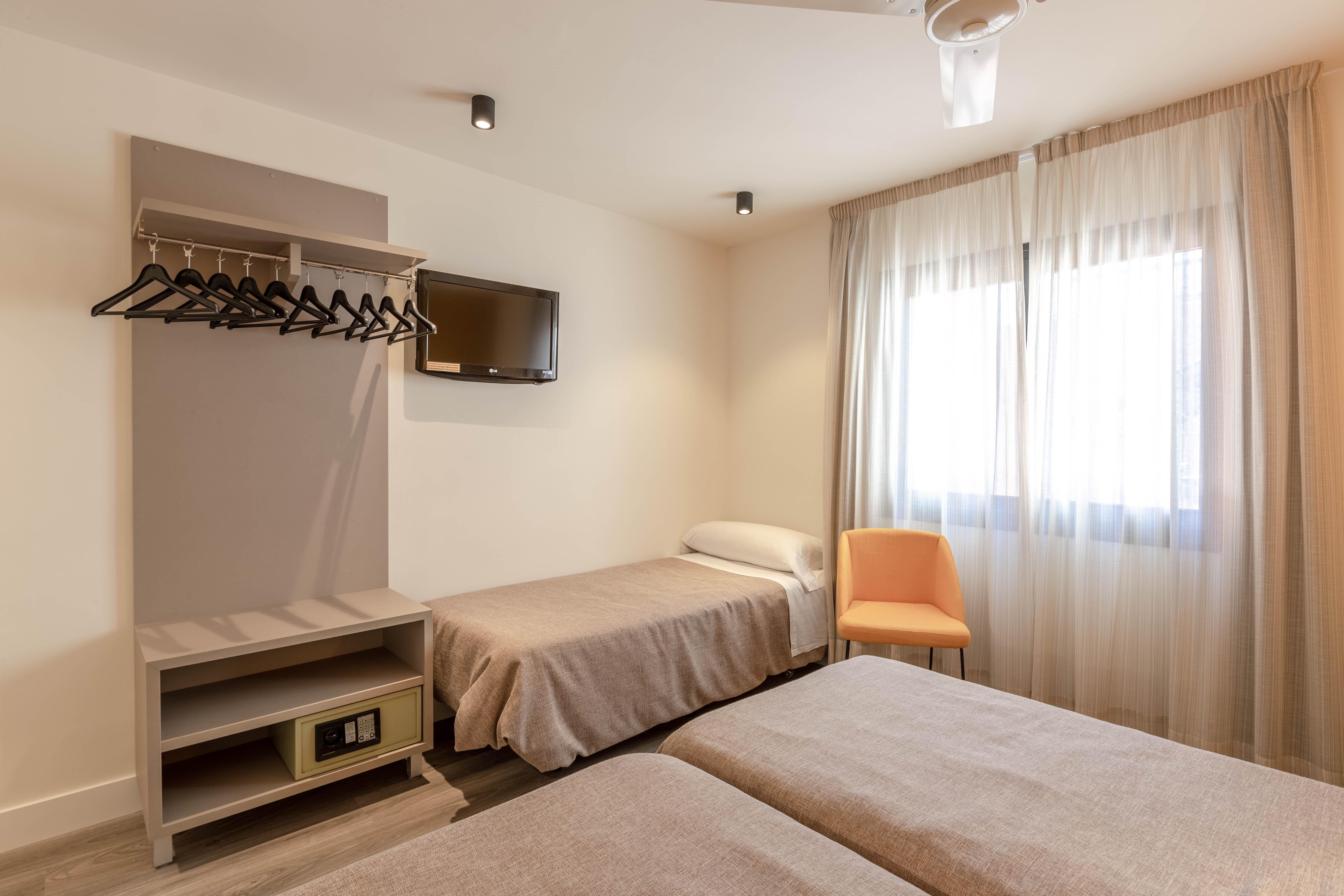 Zeus Hotel 2*