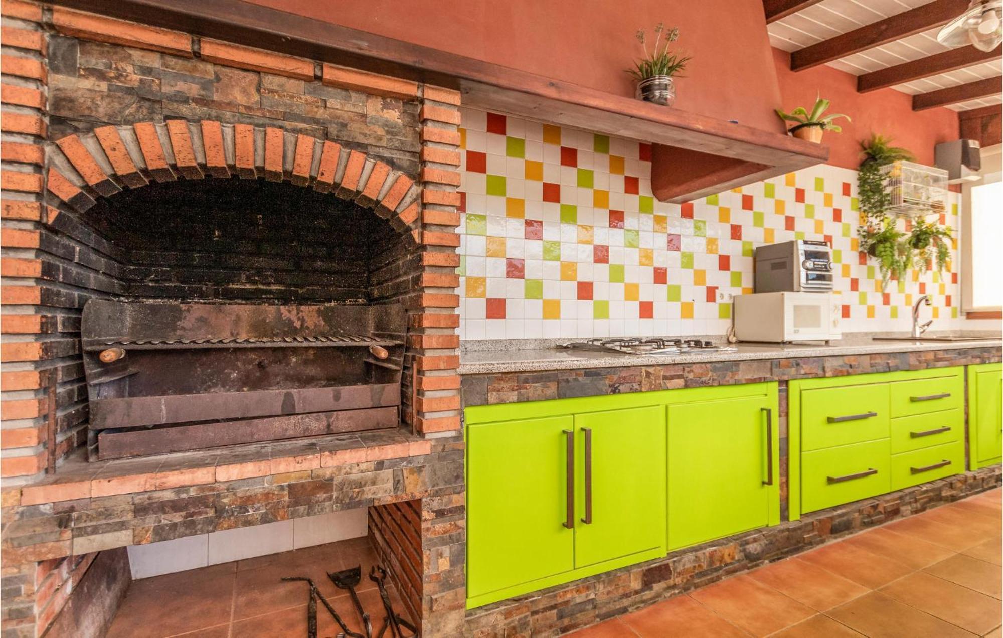 Ferienhaus Beautiful In With Kitchen Málaga