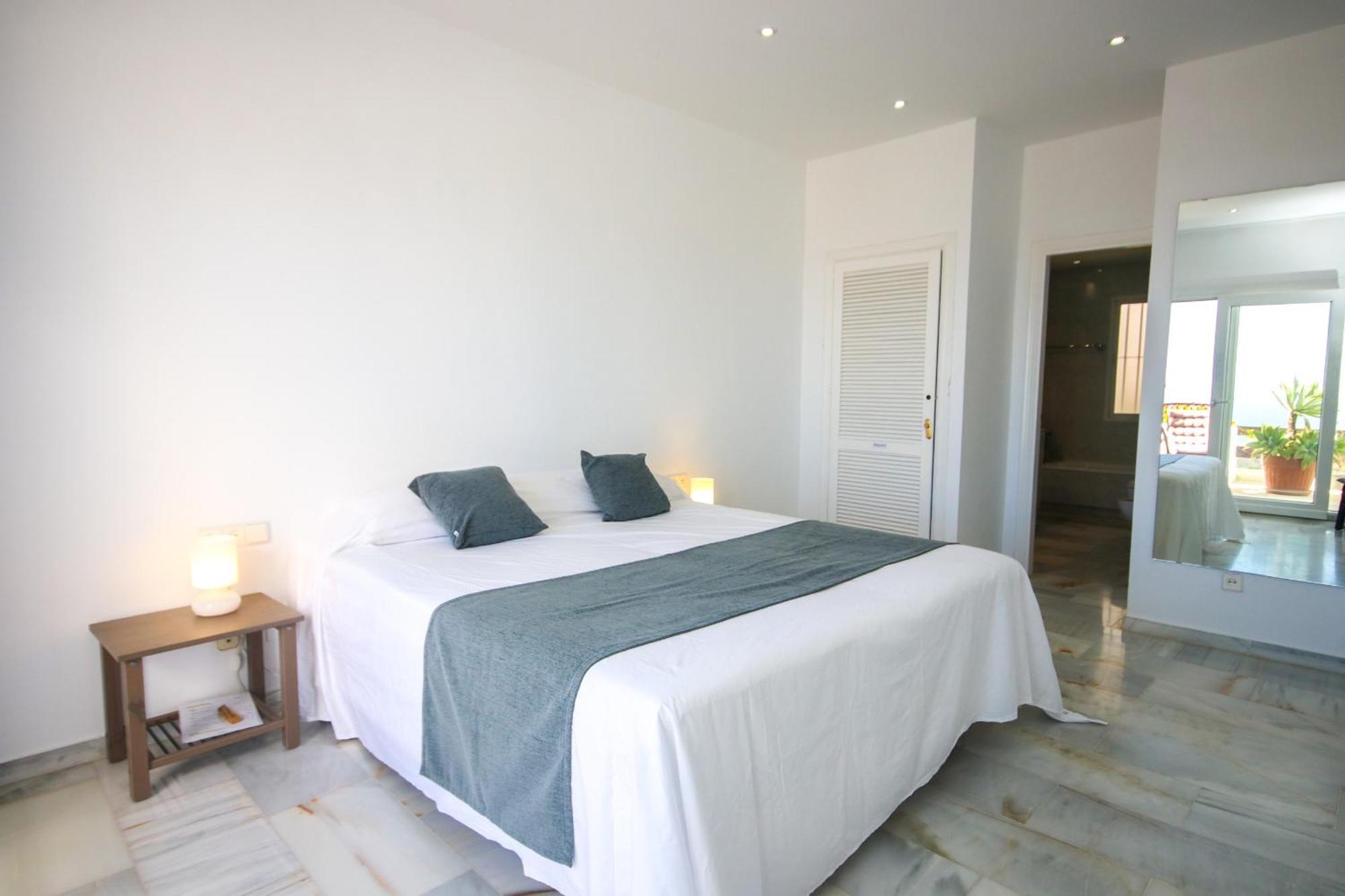 Three Bedroom La Mairena Elviria Apartment Ojén