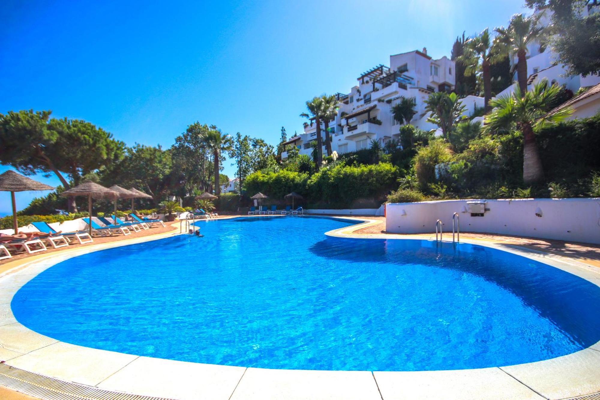 Three Bedroom La Mairena Elviria Apartment *