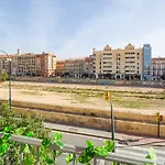 Central And Beautiful Apartment - Free Parking