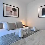 Cool, Modern And Snug 3Br Apartment Peachy Stays