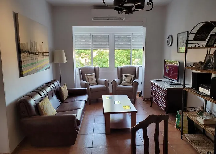 Apartamento De Tres Habitaciones En Malaga Carranque