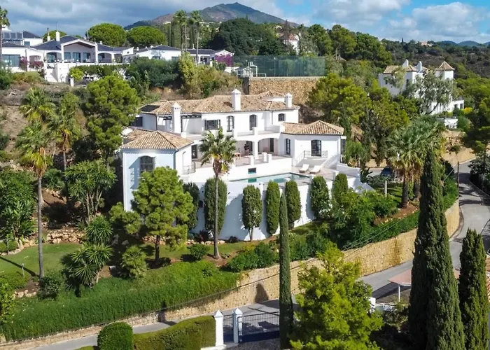 Villa Elegante Con Jardin Y Piscina