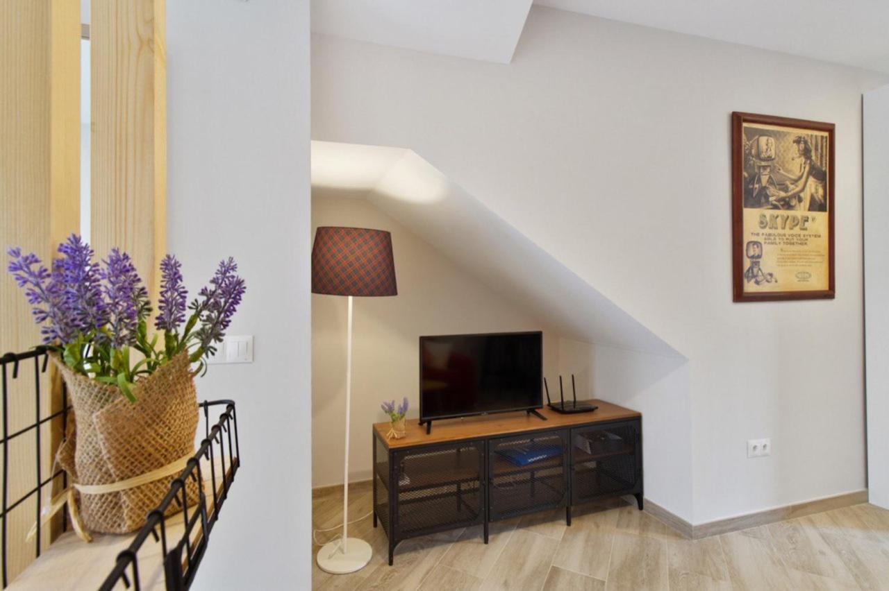 Apartamento Barcelo 21, Parking On Request, Atico With Terrace & With Patio, Center, Breakfast Included, Quite Neighborhood, Bc
