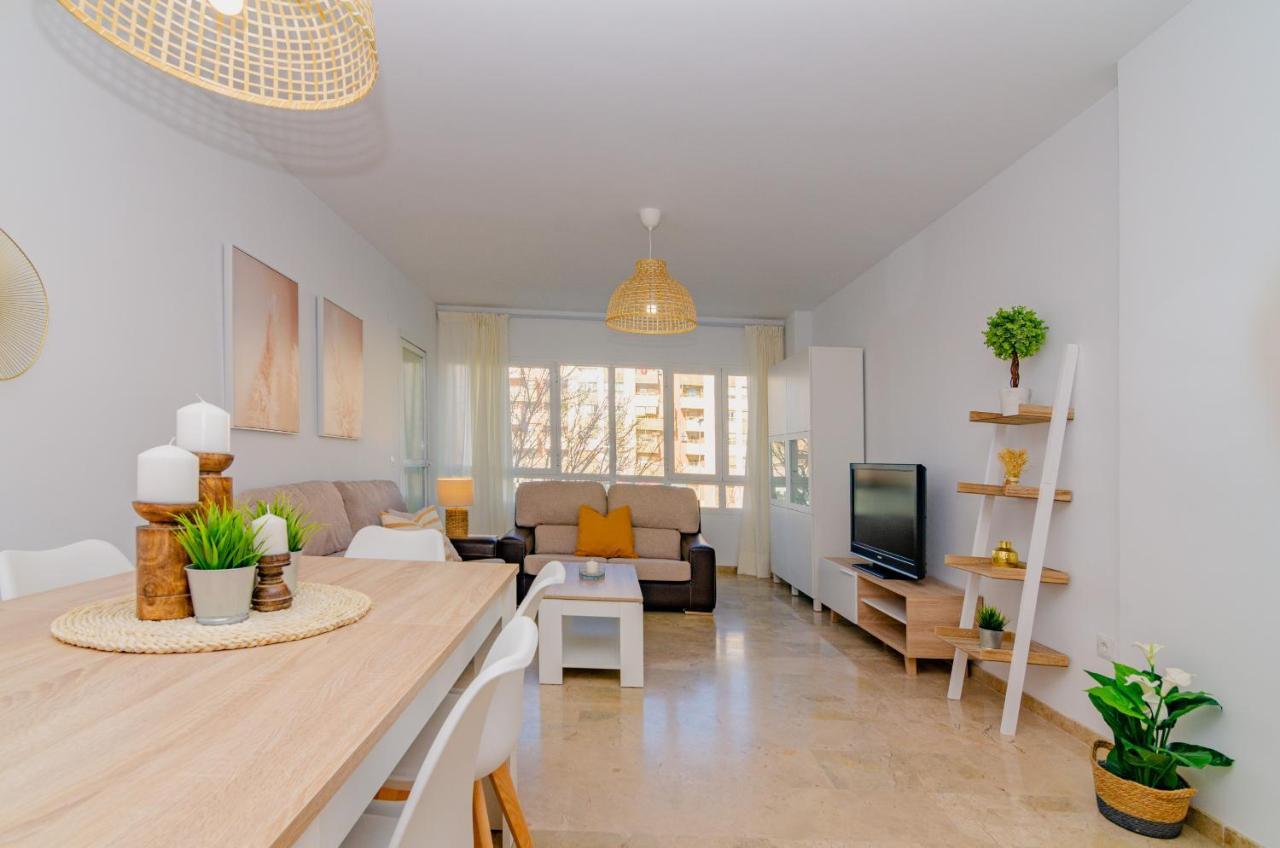 Wintowinrentals Teatinos, Metro, Free Parking & Pool. Apartamento Málaga