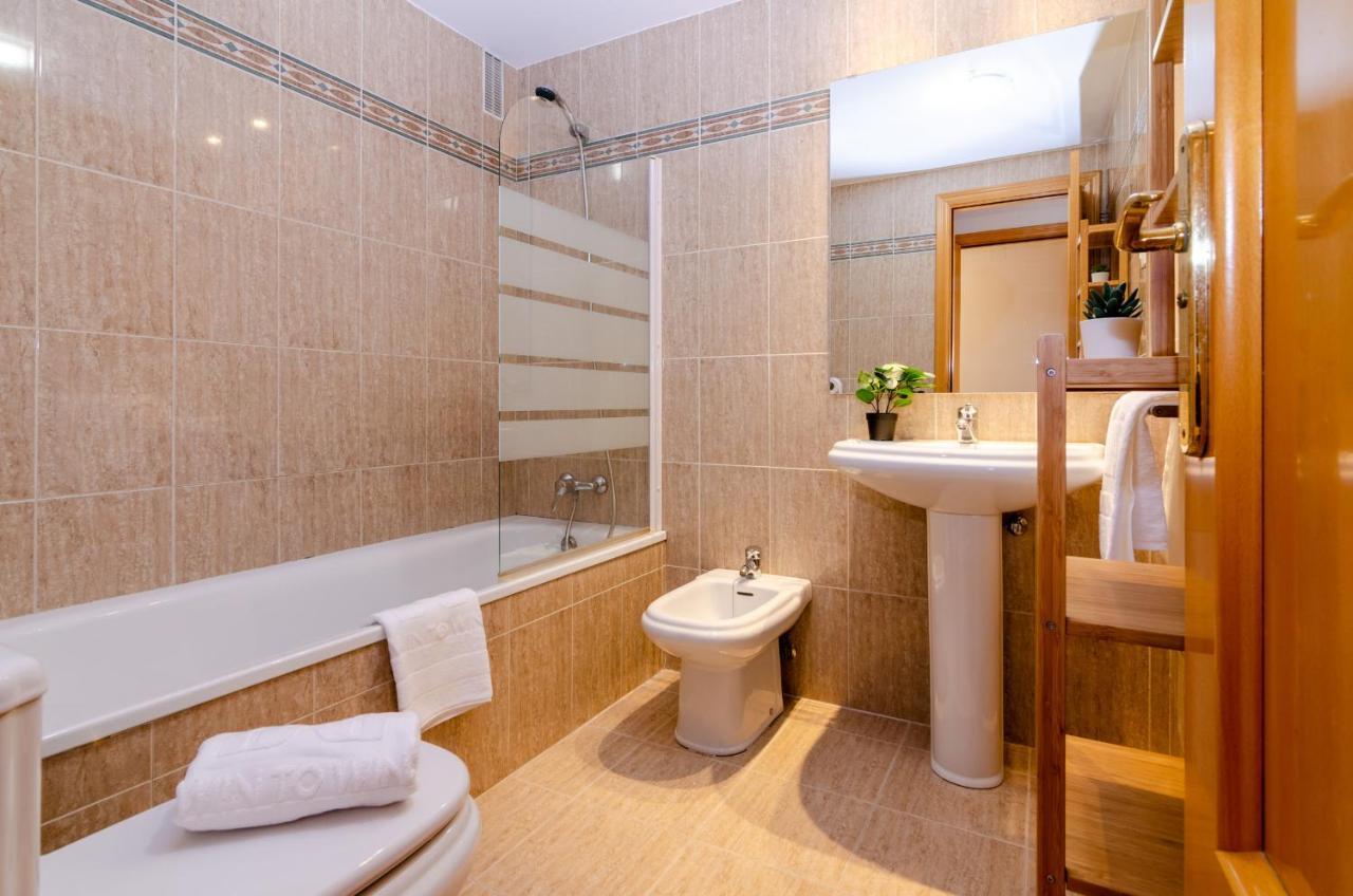 Wintowinrentals Teatinos, Metro, Free Parking & Pool. Apartamento