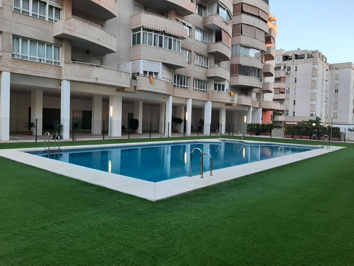 Wintowinrentals Teatinos, Metro, Free Parking & Pool. Apartamento