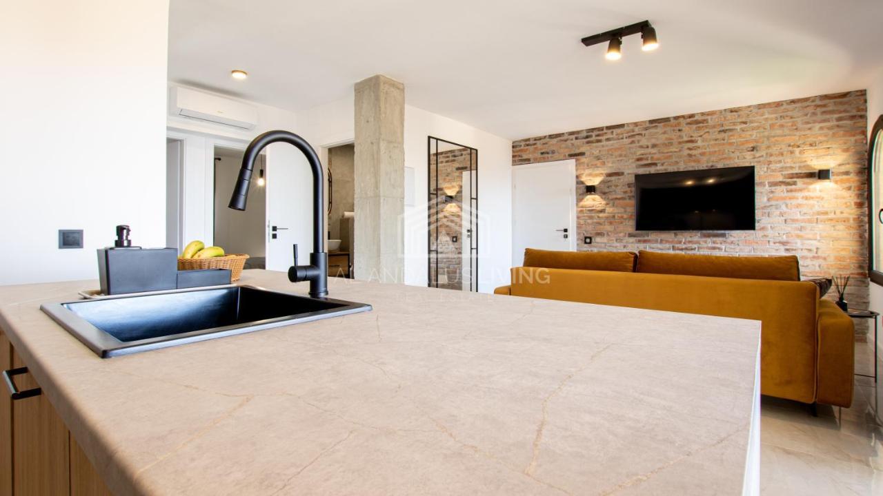 Apartment Sea View Loft: Beachfront Access & Contemporary Style *