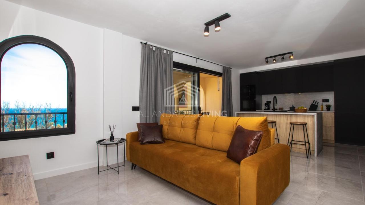 Sea View Loft: Beachfront Access & Contemporary Style Apartment Malaga