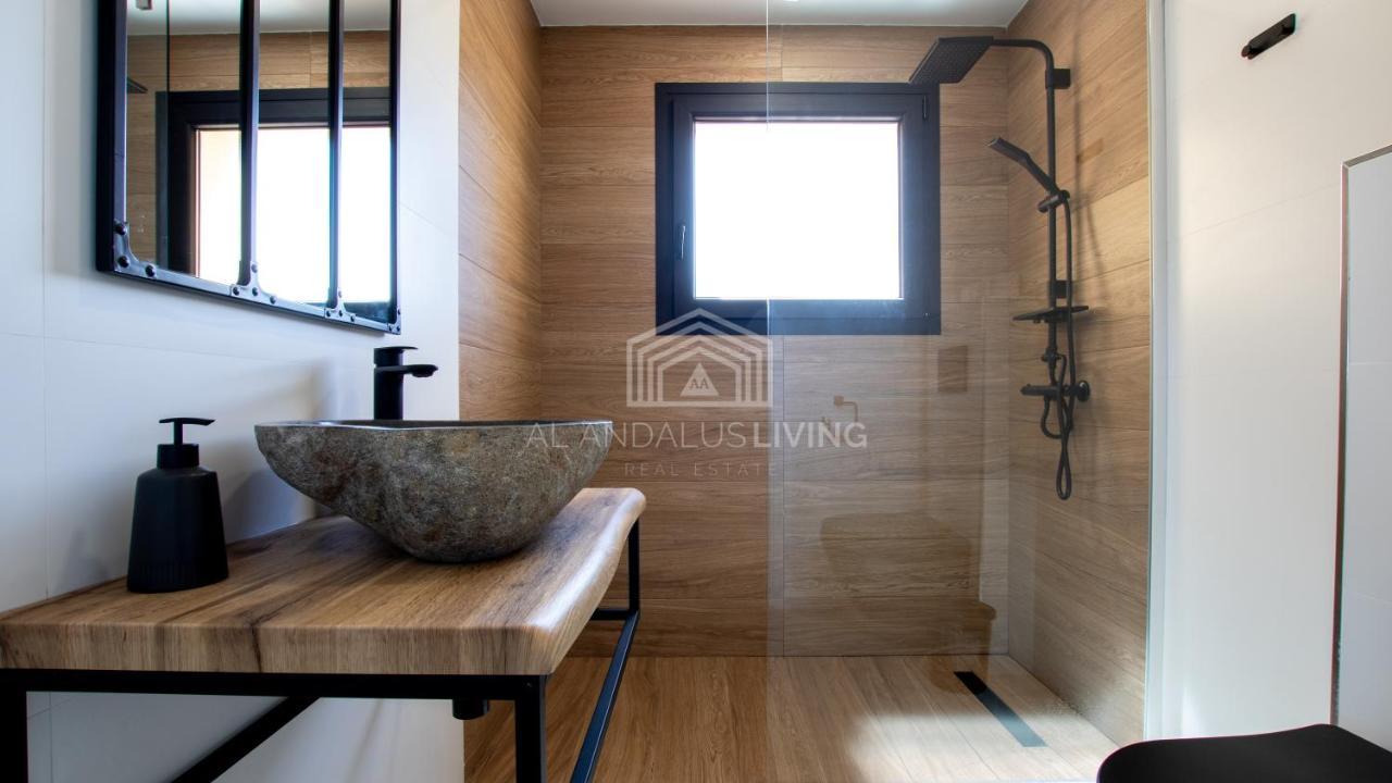 Sea View Loft: Beachfront Access & Contemporary Style Malaga