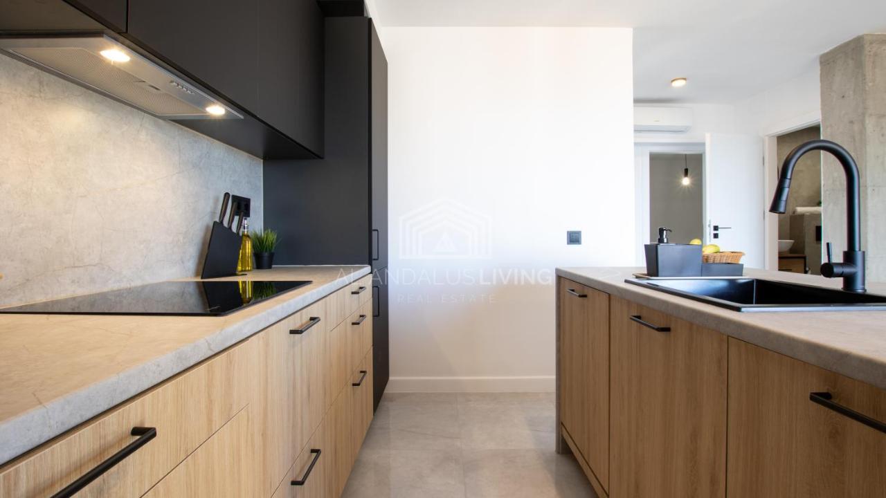 Sea View Loft: Beachfront Access & Contemporary Style *