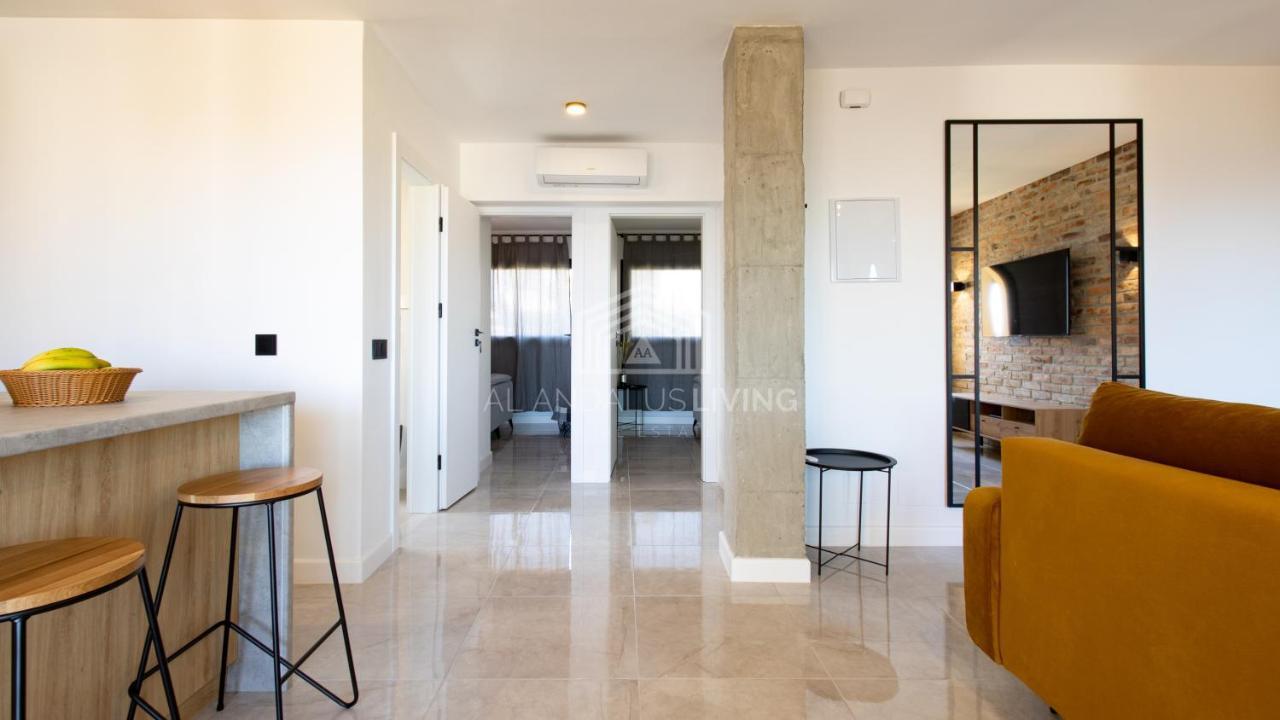 Sea View Loft: Beachfront Access & Contemporary Style Apartment