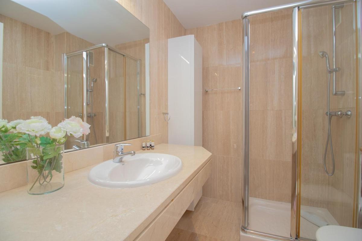 C68 - Seafront Central Apartment