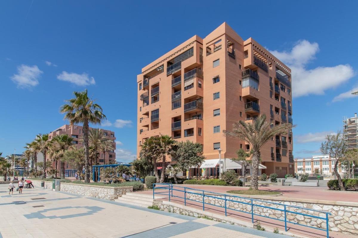 C68 - Seafront Central Apartment