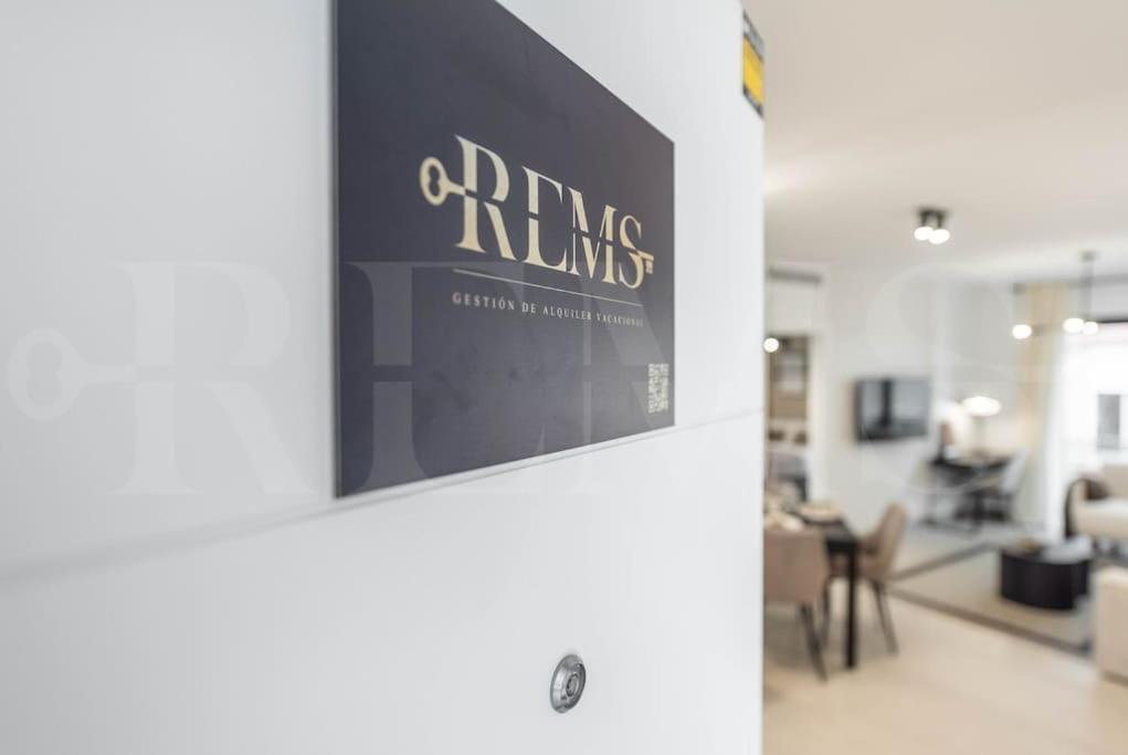 Modern With Patio & Parking By Rems Malaga