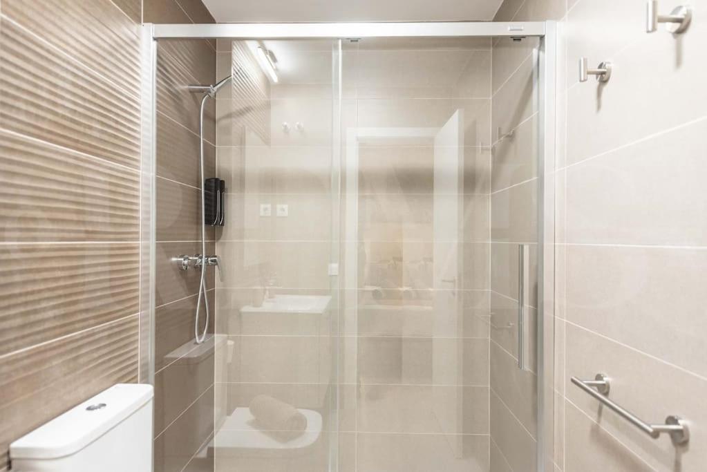 Modern With Patio & Parking By Rems Apartment *