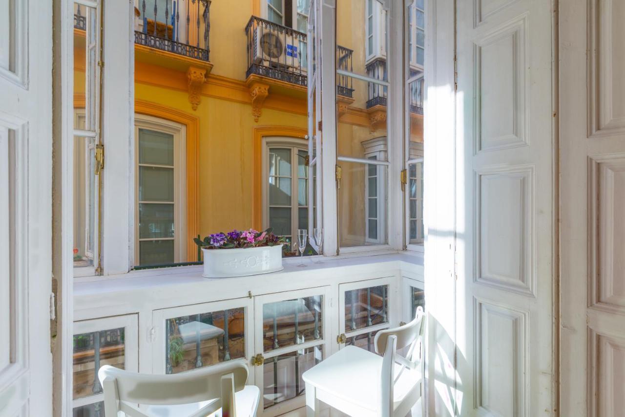 Apartment Puerta De Larios: Three-bedroom With Balconies And Patio Málaga