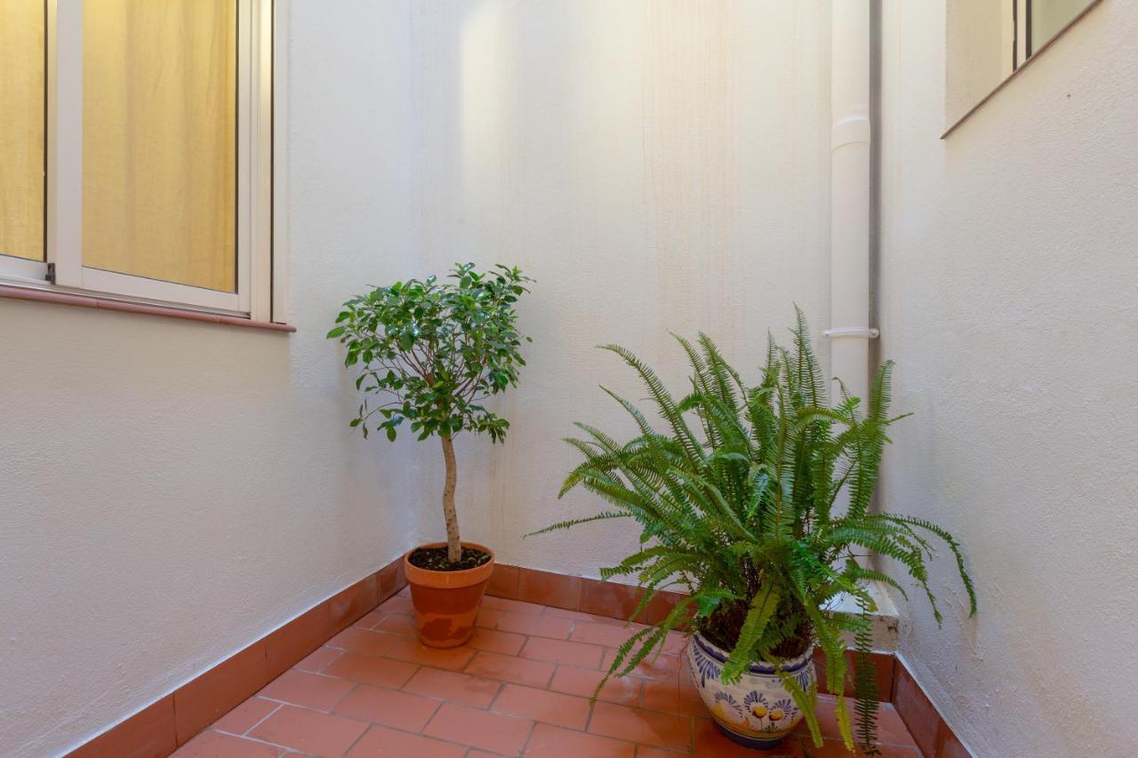 Apartment Puerta De Larios: Three-bedroom With Balconies And Patio Málaga