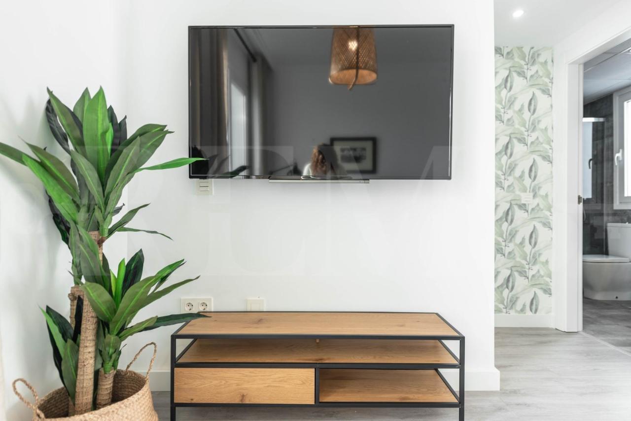 Stylish With Balcony & Parking Near The By Rems