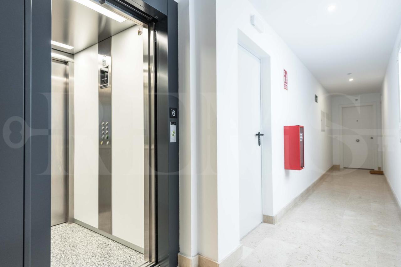 Apartment Stylish With Balcony & Parking Near The By Rems