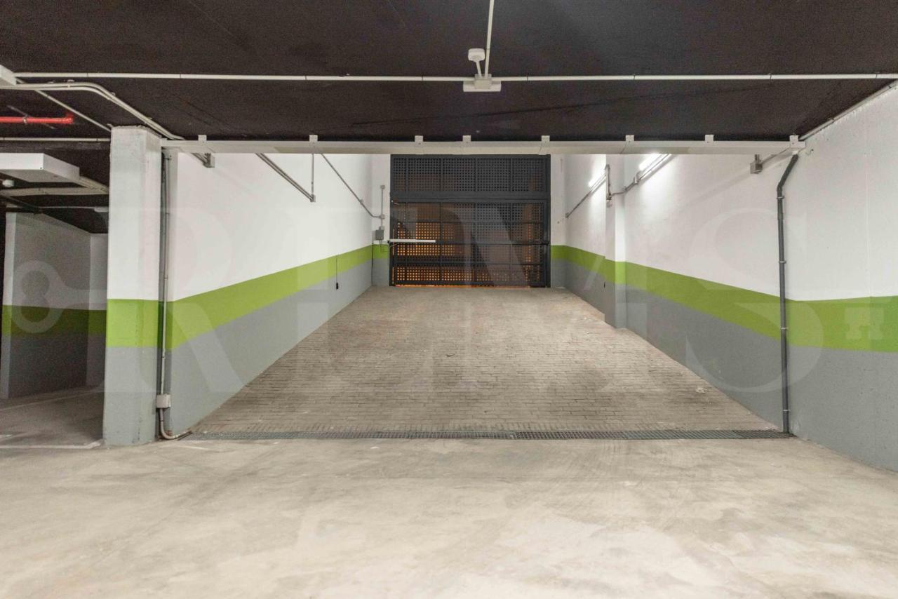 Stylish With Balcony & Parking Near The By Rems