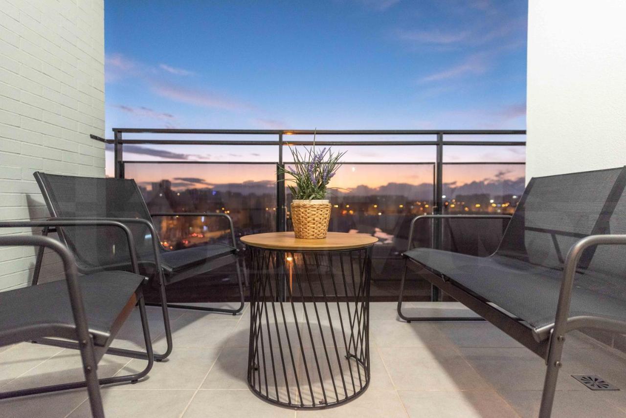 Stylish With Balcony & Parking Near The By Rems