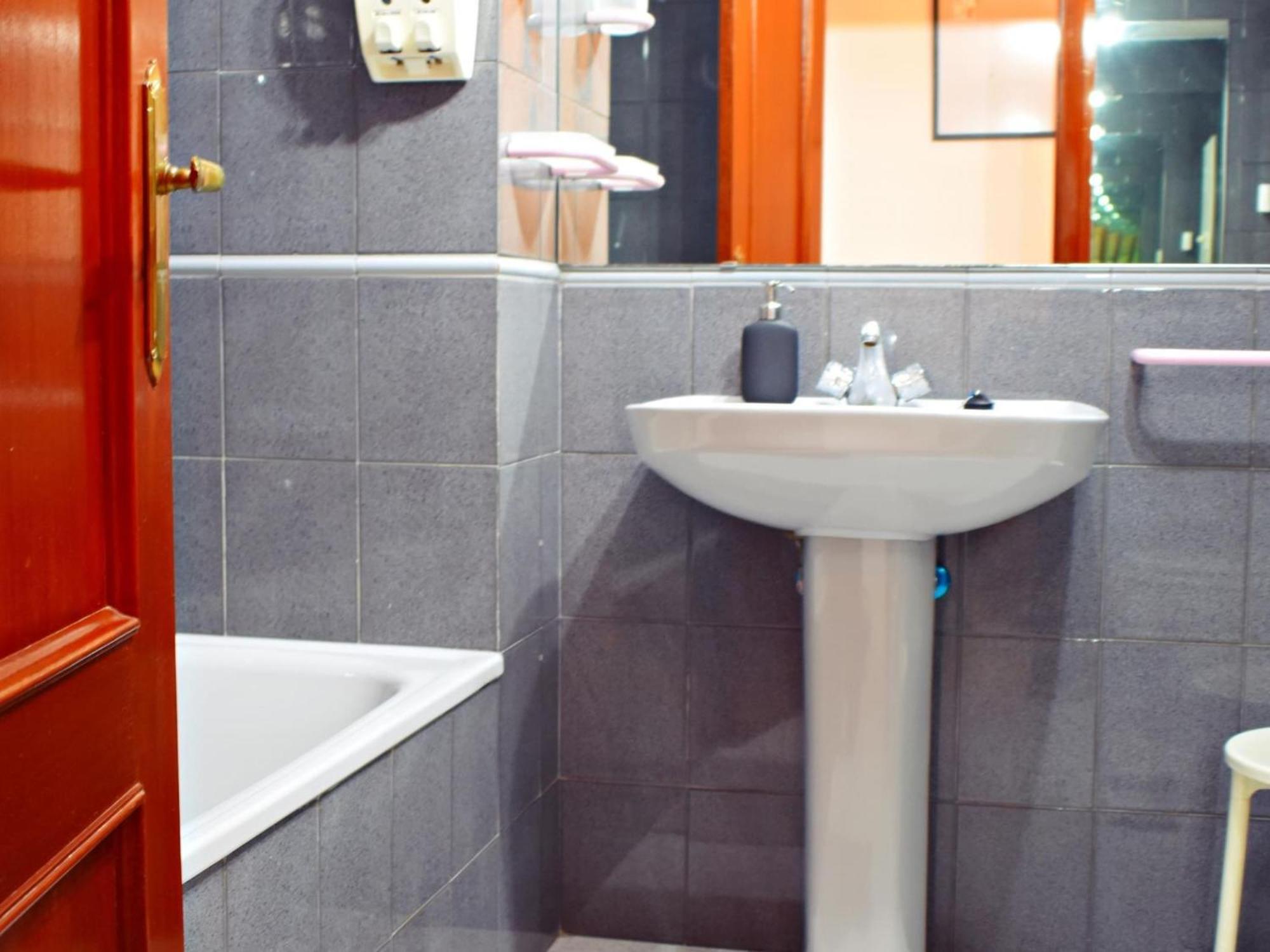 Amplio Y Luminoso Cerca Del Centro Y La Playa Con Piscina Y Parking Privado Apartment *