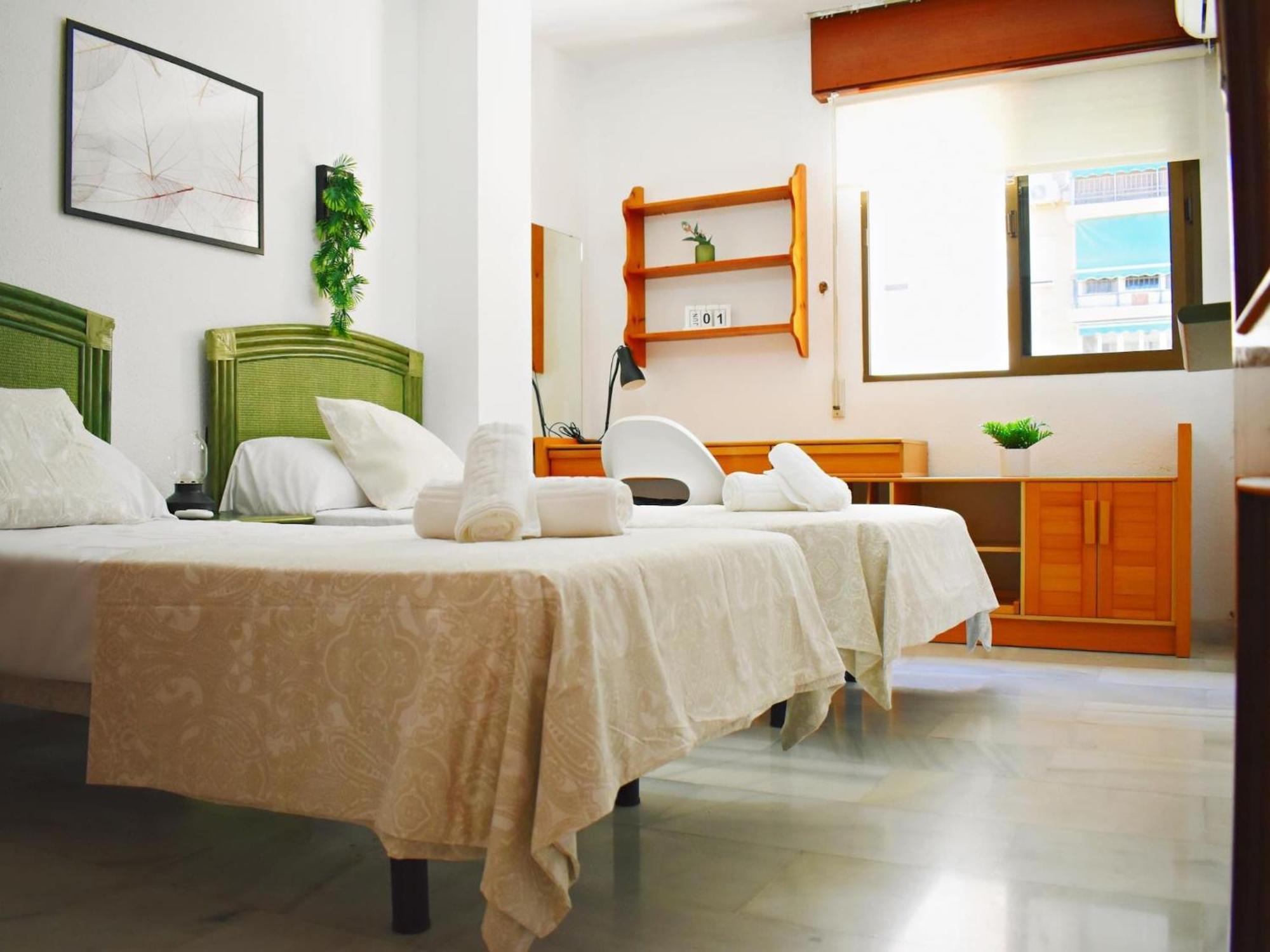 Amplio Y Luminoso Cerca Del Centro Y La Playa Con Piscina Y Parking Privado *