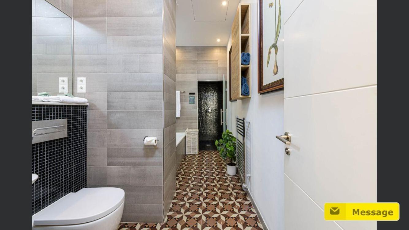 Glamorous Nino De Guevara On The Center Appartement *