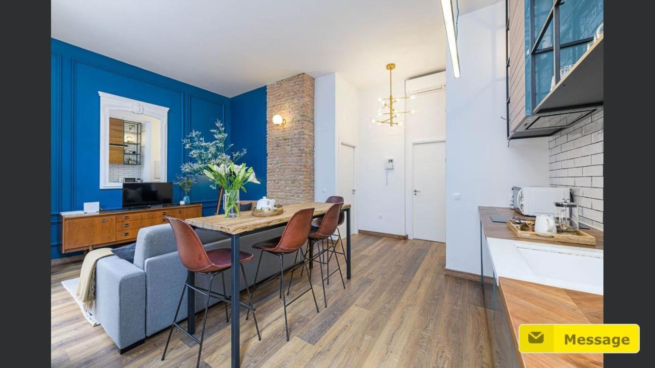 Glamorous Nino De Guevara On The Center Appartement *