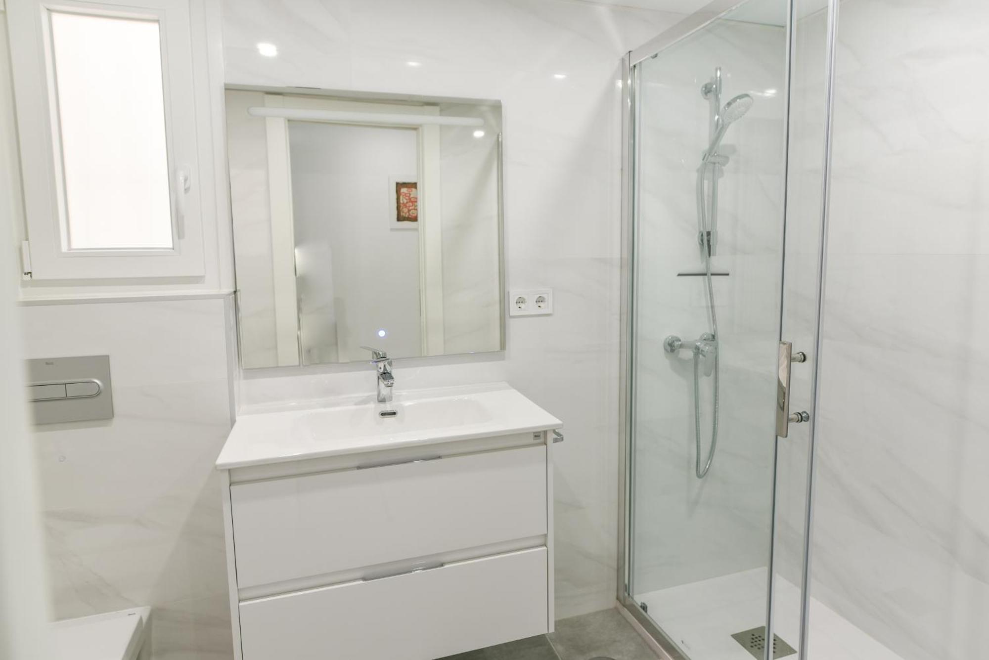 Magnificent- 2bd 2bth- Center *