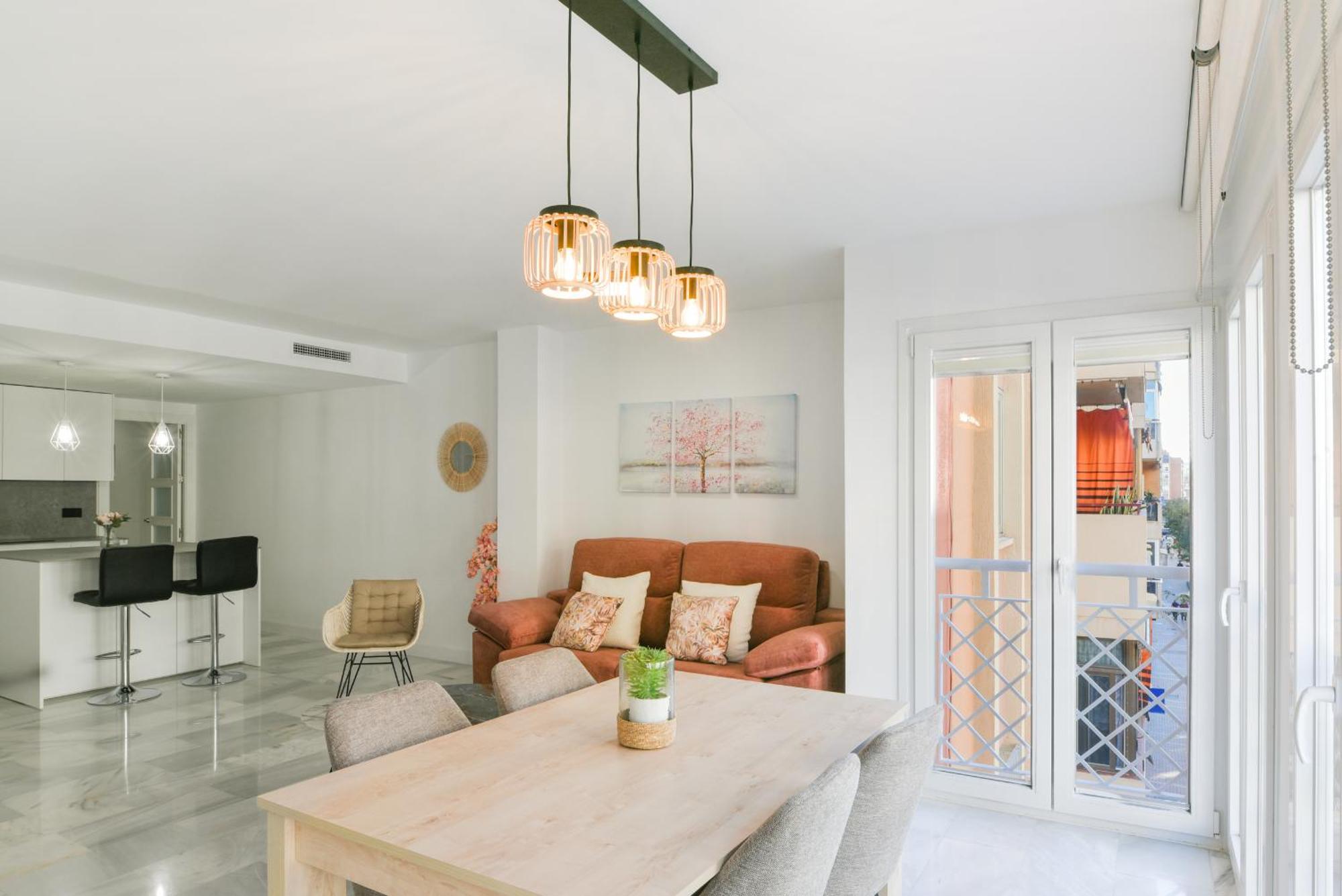 Magnificent- 2bd 2bth- Center