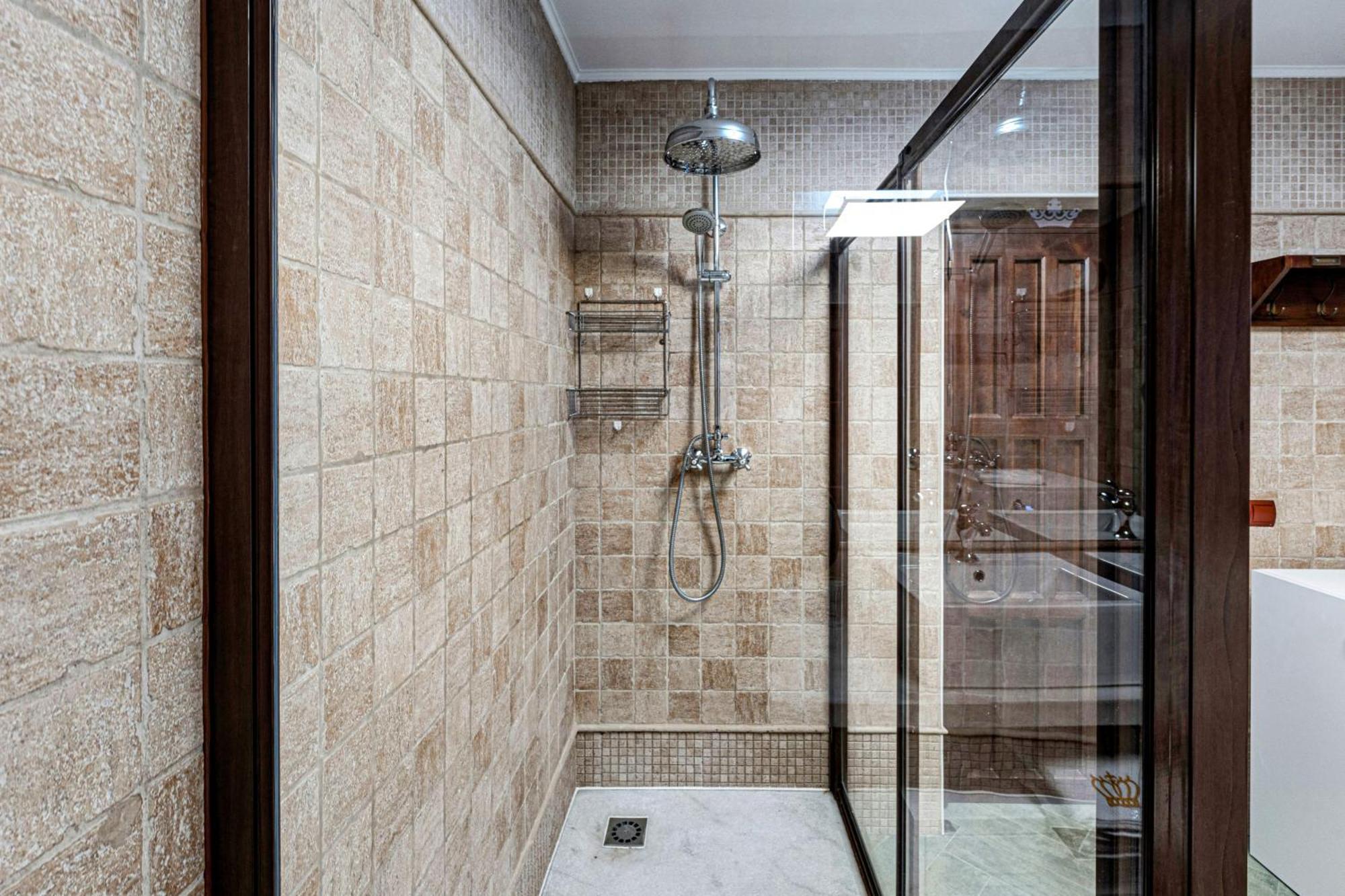 The Queen House Apartment *