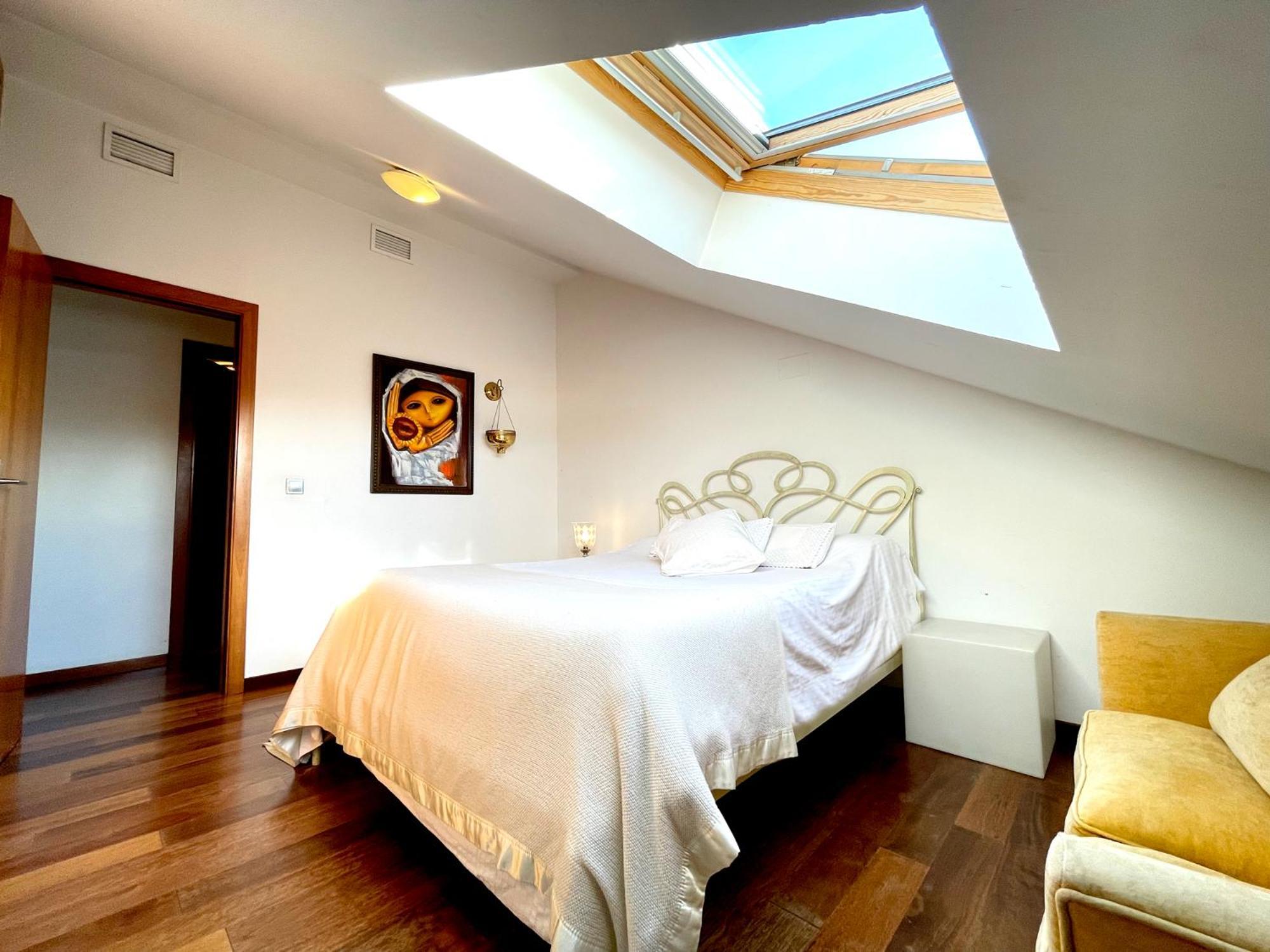 Atico En Plaza De La Constitucion 3 Bedrooms Apartment