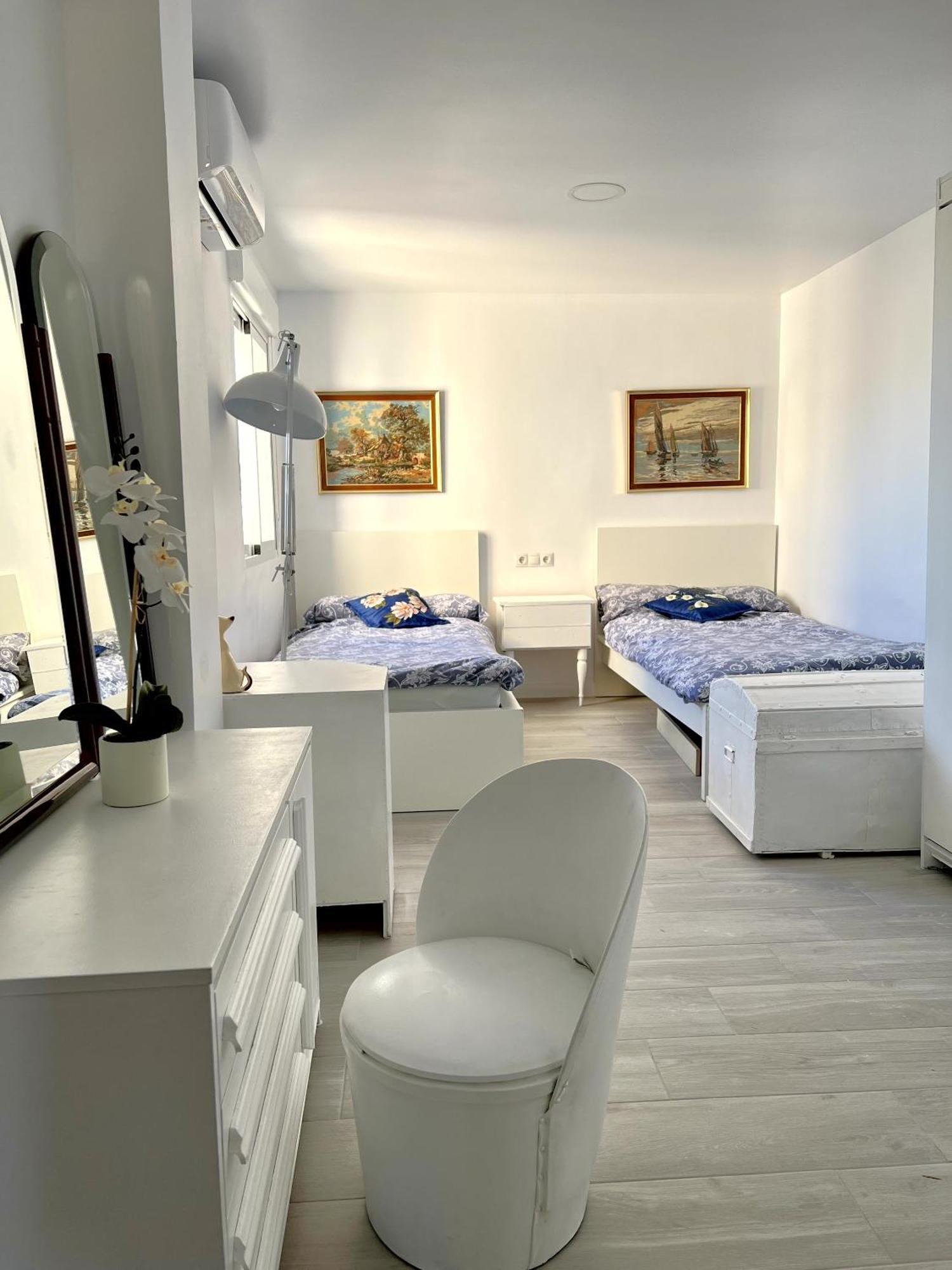 Rare Find! Skyline View-modern 6 Bed 2 Bath Flat In The Heart Of *