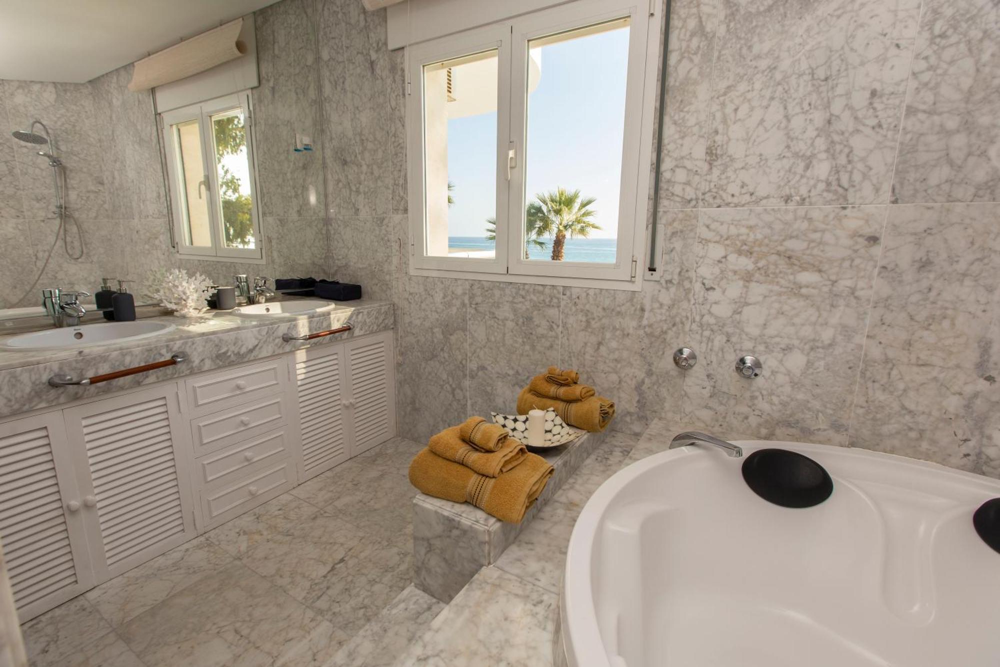 Apartamento Venecia, De Lujo En 1º Línea De Playa + Parking Málaga