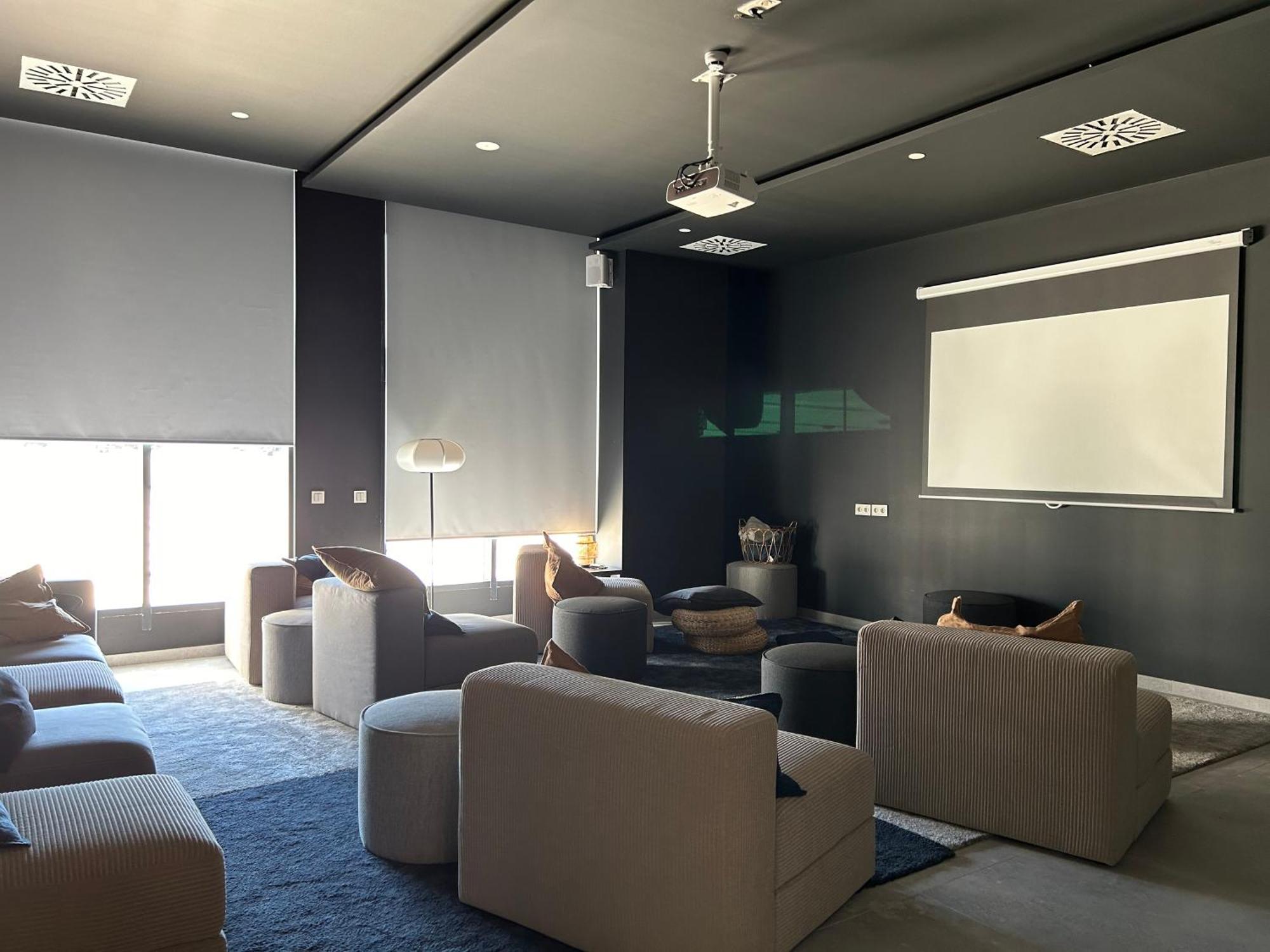Apartment Luxury Tower Pool&free Parking 10 Min To Historical Center