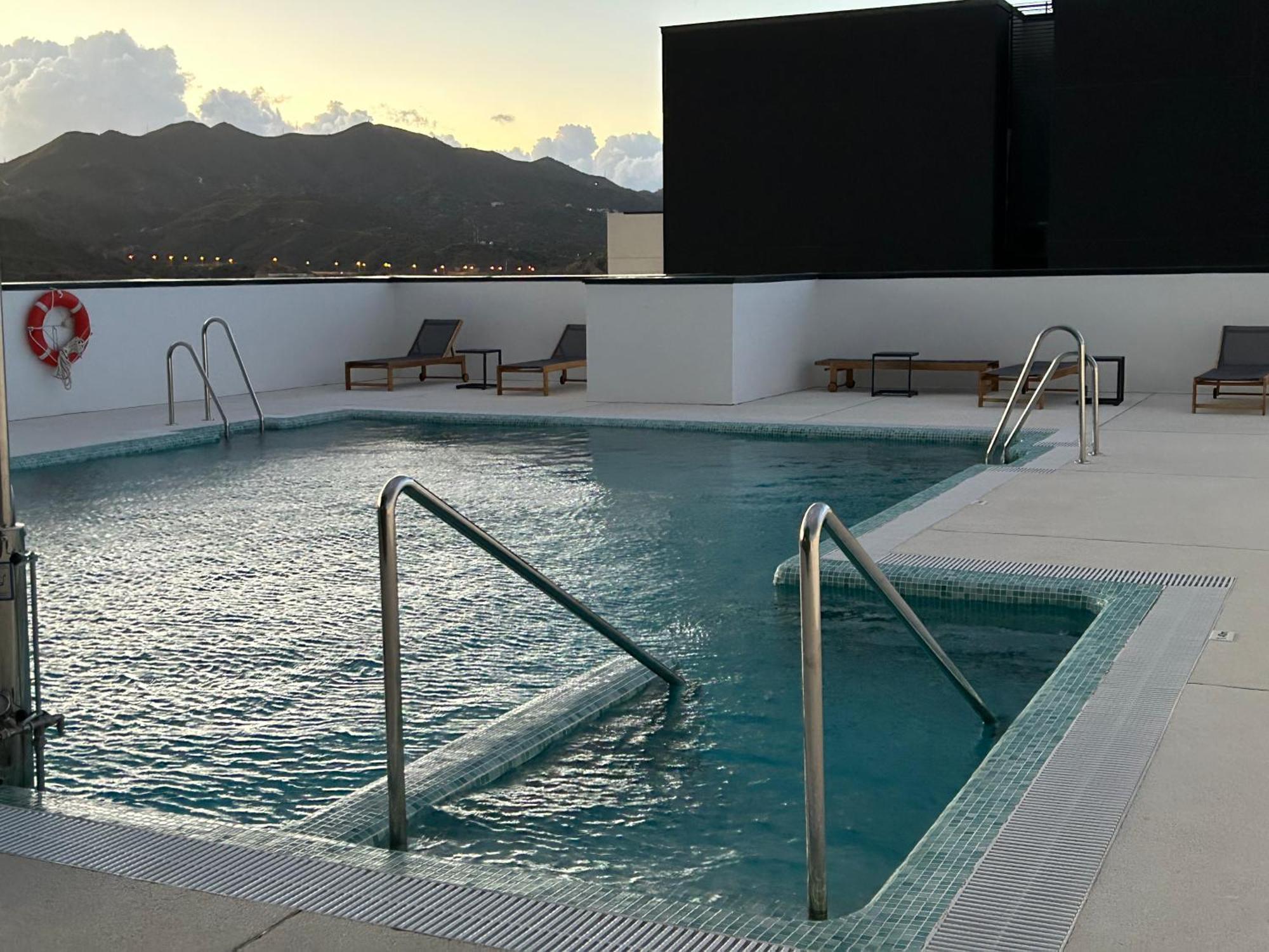 Apartment Luxury Tower Pool&free Parking 10 Min To Historical Center Malaga