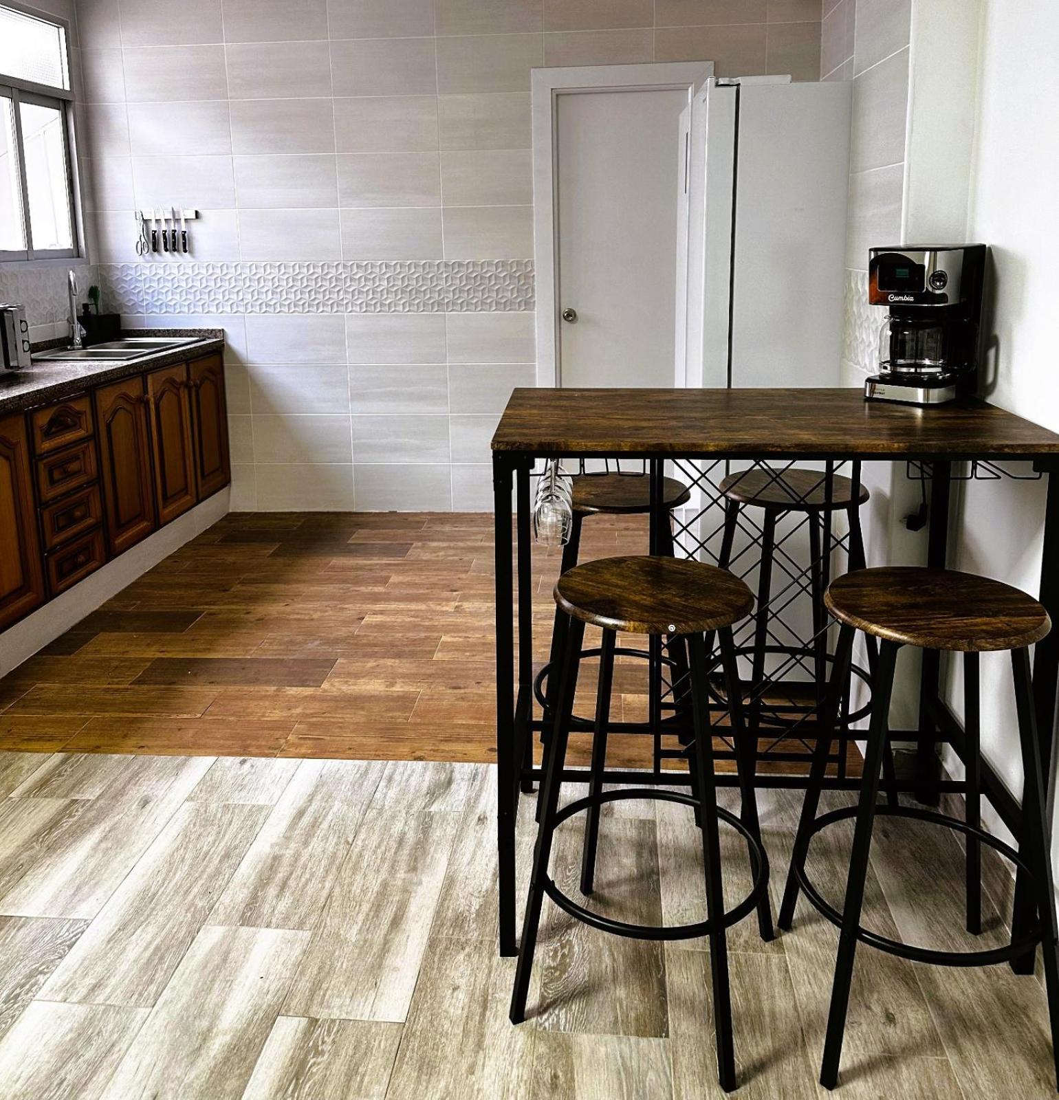 Amplia Casa Entera Con Patio Y Terraza Familia Y Grupo De Amigos * Malaga
