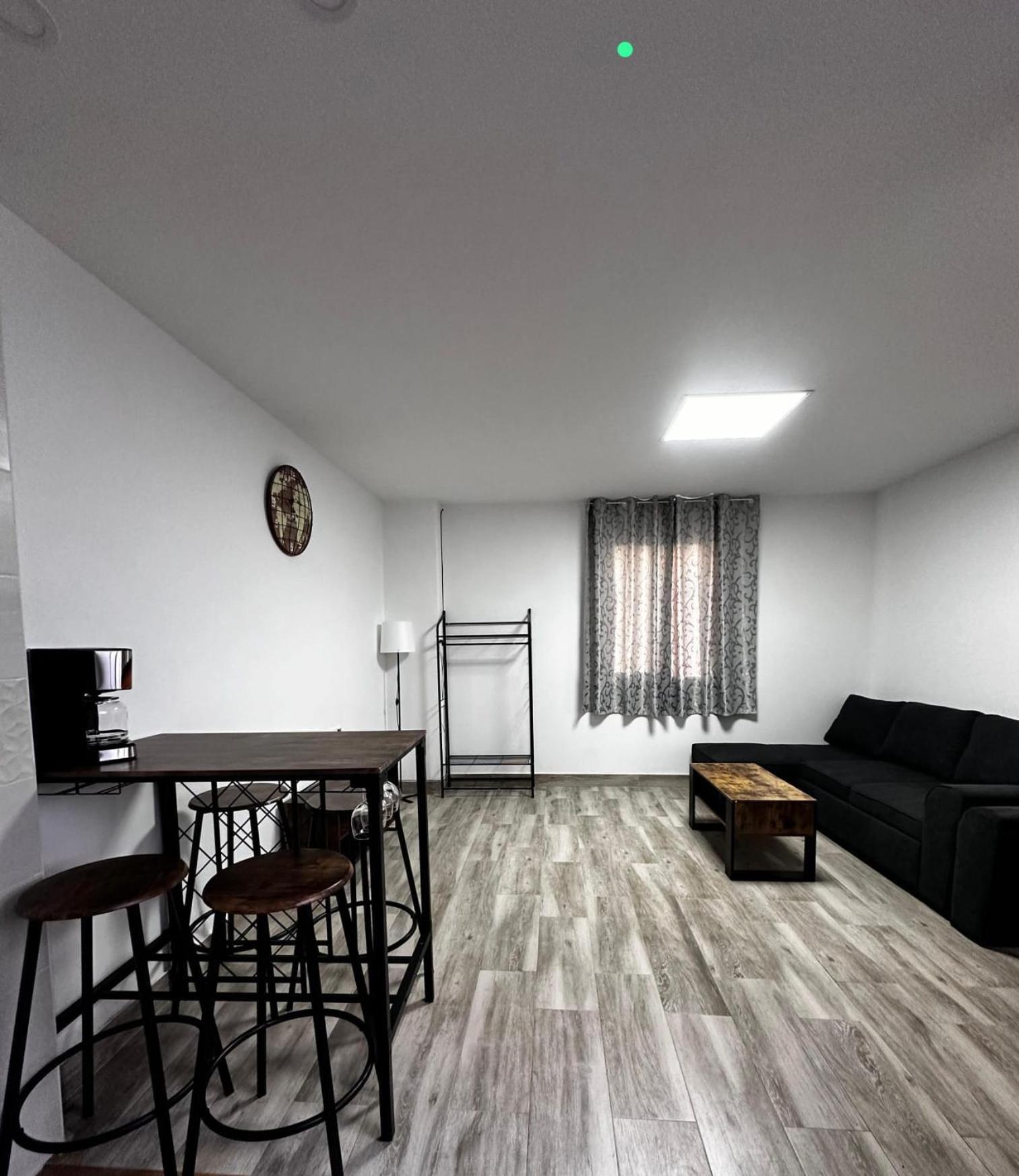 Amplia Casa Entera Con Patio Y Terraza Familia Y Grupo De Amigos Malaga