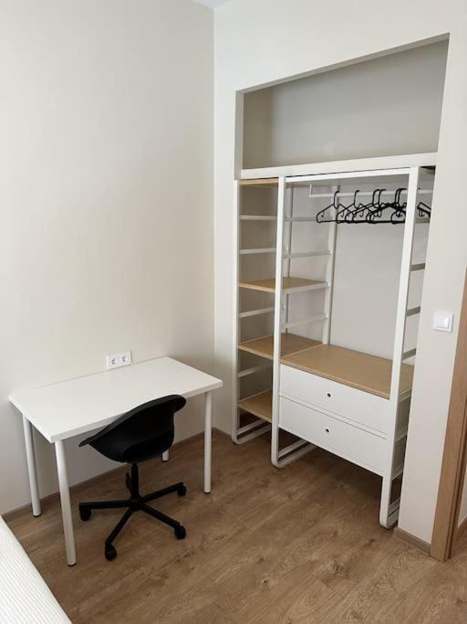 Apartment Comfortable In Center With Private Parking Garage *