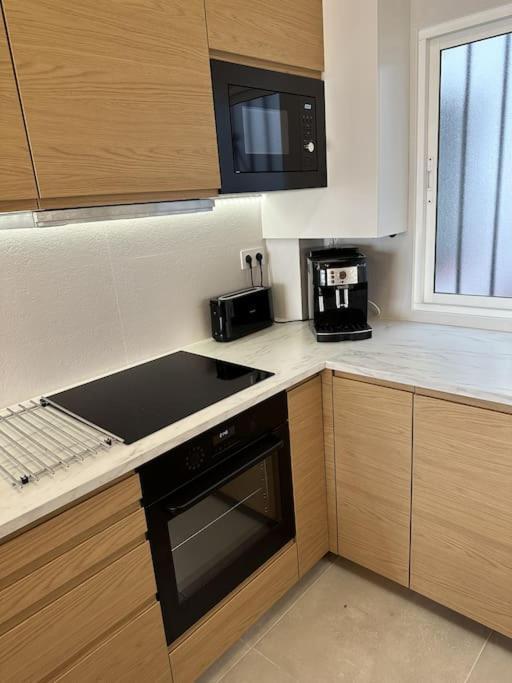 Comfortable In Center With Private Parking Garage Apartment *