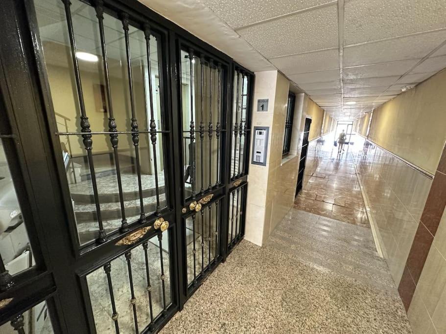 Comfortable In Center With Private Parking Garage Apartment