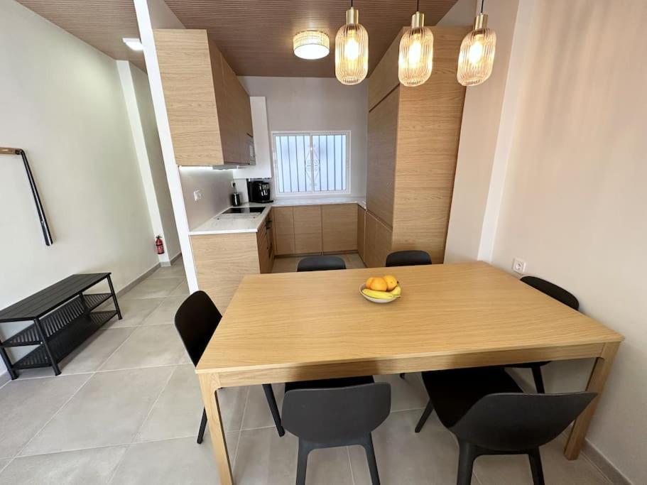 Comfortable In Center With Private Parking Garage Apartment *