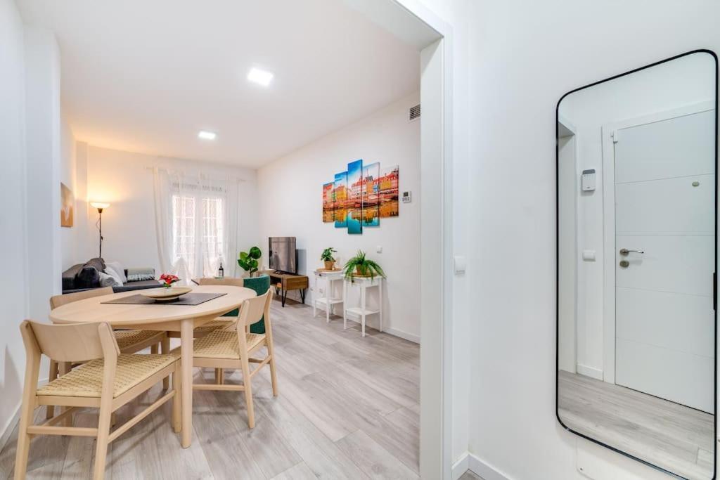 Apartment Chic In Heart Of Town