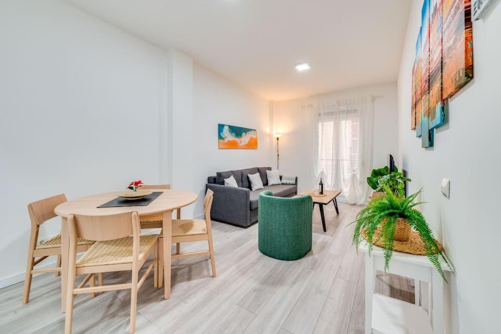 Chic In Heart Of Town Apartment *