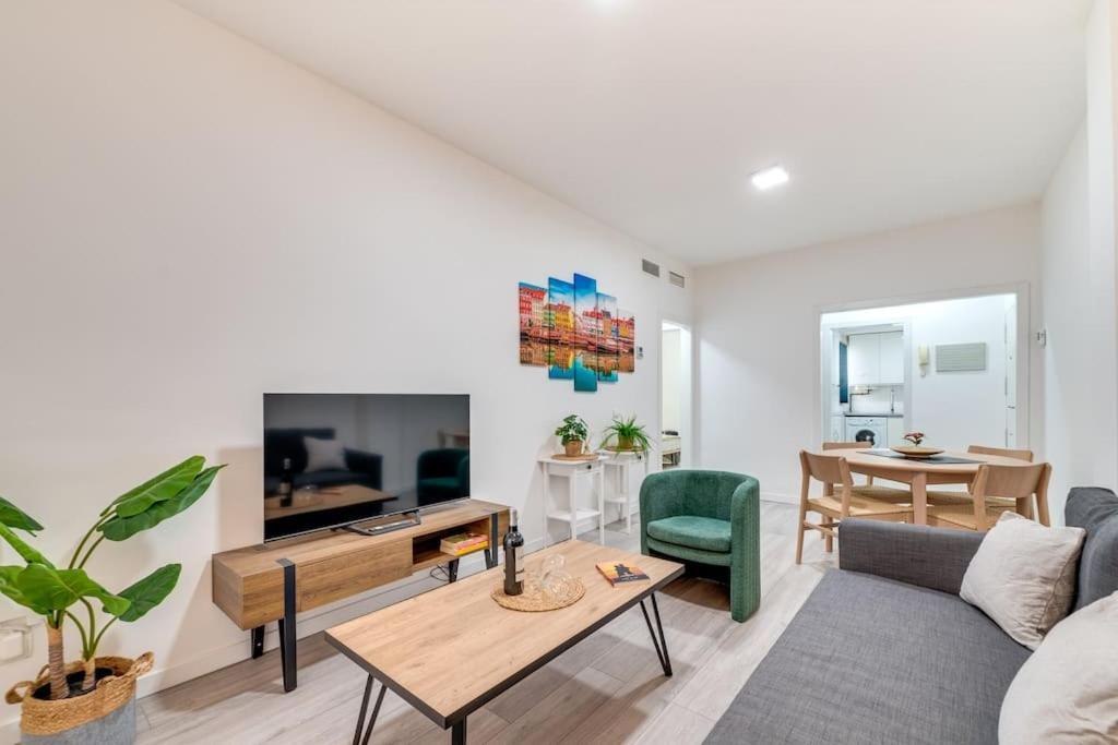 Apartment Chic In Heart Of Town